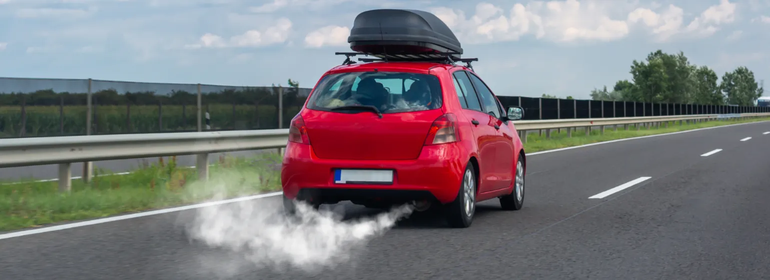 Por qué sale humo blanco del tubo de escape de mi coche