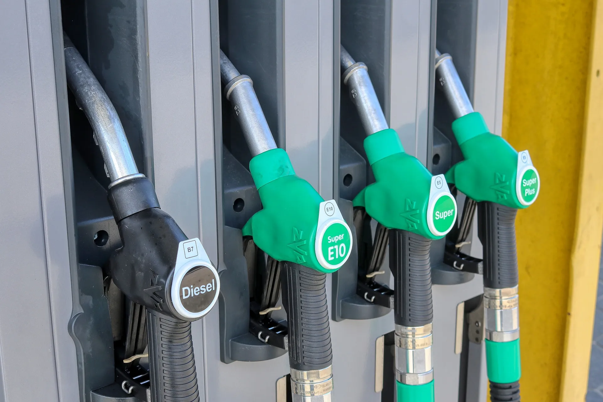 Qué tipo de combustible debo usar en mi coche